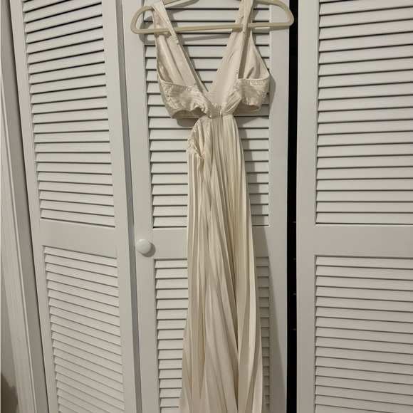 ONLY WORN ONCE. Abercrombie and Fitch XSP white dress. - Picture 3 of 4